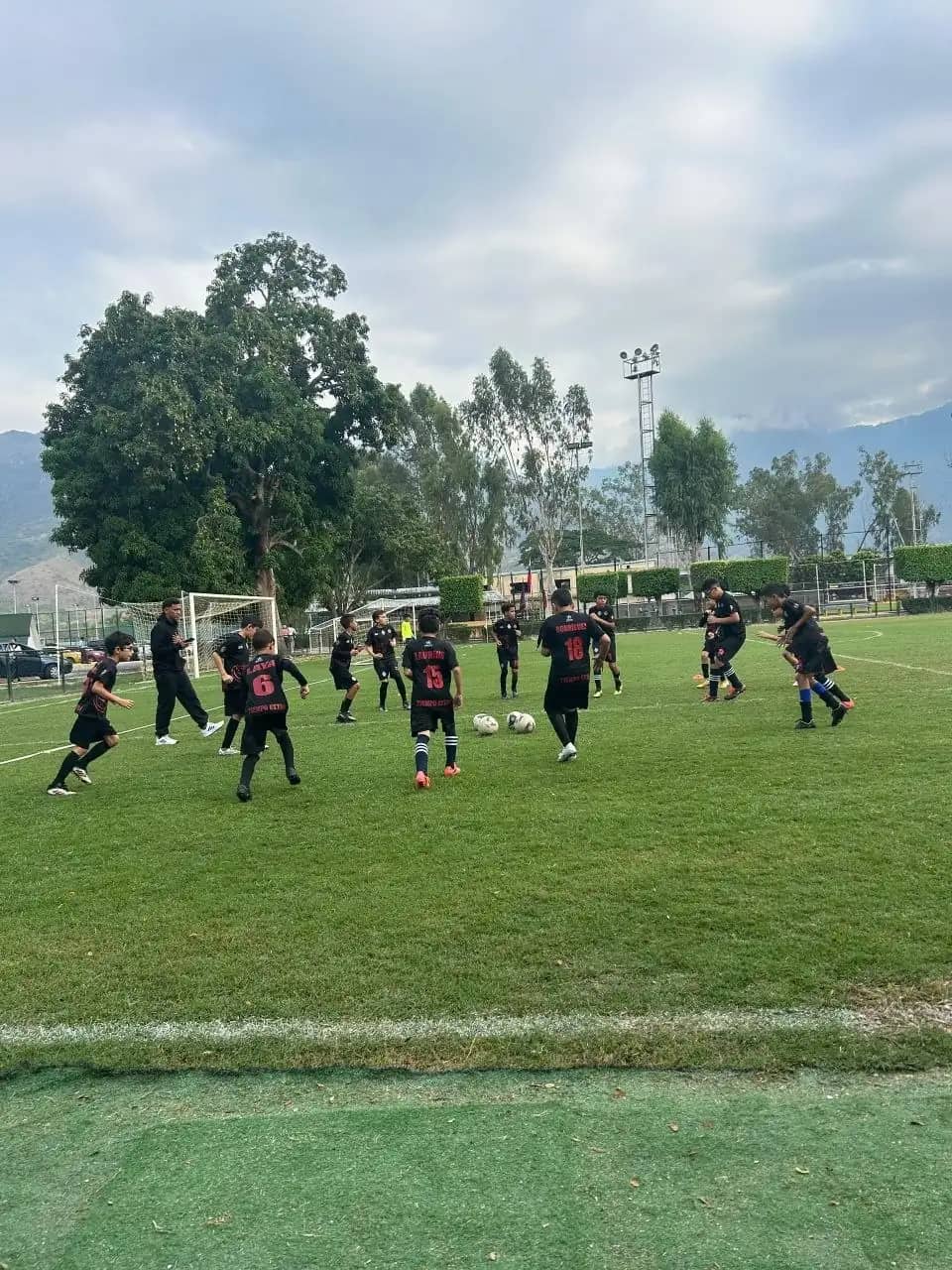 Jugador joven entrenando fútbol en Academia TIEMPO EXTRA